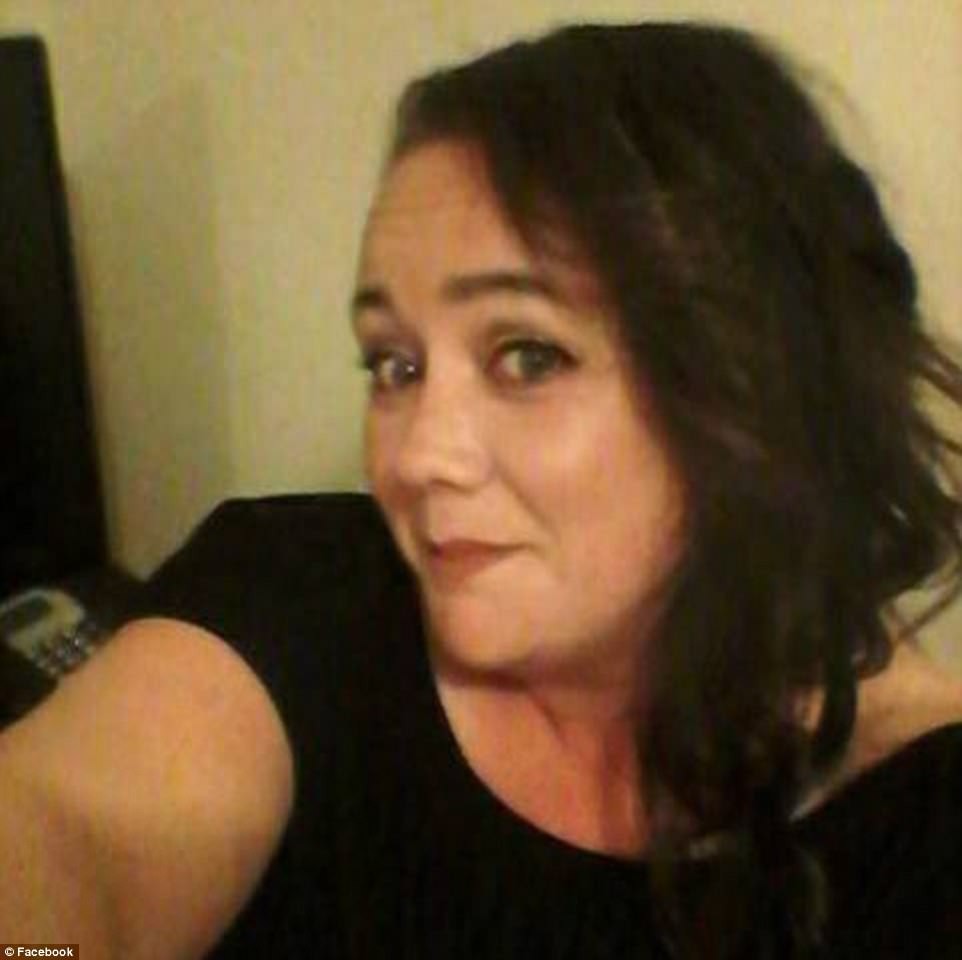 Vừa đăng ảnh con gái yêu lên mạng xã hội, chỉ vài phút sau ông bố dùng dao đâm con tới chết rồi tự sát không thành